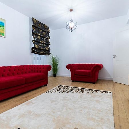 Lighthouse Central Apt With Unique Views Of The Fortress, Free Parking, 5 Min By Car From The Old Town Lejlighed Braşov Eksteriør billede